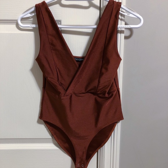 NWOT Laura’s Boutique cognac bodysuit - Picture 2 of 2